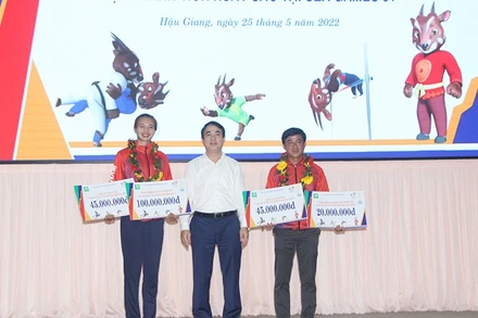 Thưởng nóng cho các vận động viên, huấn luyện viên.