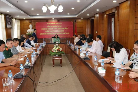 Đại sứ Nguyễn Bá Hùng (trái) báo cáo đồng chí Trương Thị Mai và đoàn về các công tác trọng tâm đang thực hiện trong năm 2022, chiều 30/5. (Ảnh: Xuân Sơn)