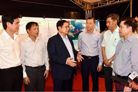 Thủ tướng Phạm Minh Chính đi thị sát hiện trường dự án cao tốc Hòa Bình-Mộc Châu tại điểm đầu tuyến (tiếp nối với đường Hòa Lạc-Hòa Bình, trên địa bàn phường Kỳ Sơn, thành phố Hòa Bình).