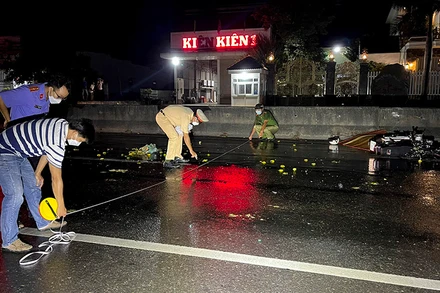 Công an huyện Hàm Thuận Nam (Bình Thuận) cùng các cơ quan chức năng tiến hành khám nghiệm hiện trường vụ tai nạn.