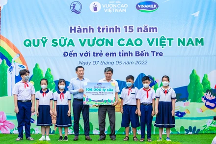 Đại diện Vinamilk và Quỹ sữa trao tặng 106.000 ly sữa cho các em nhỏ có hoàn cảnh khó khăn tại tỉnh Bến Tre.