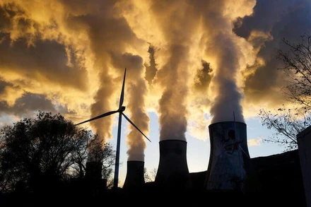 Khói bốc lên từ các tháp làm mát của nhà máy điện hạt nhân Cruas, Pháp. Ảnh: Reuters.