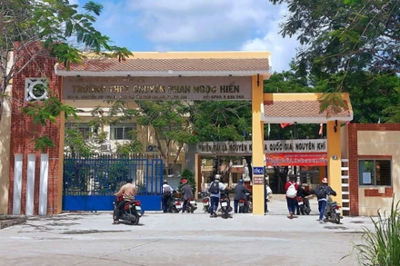 Trường THPT Chuyên Phan Ngọc Hiển xảy ra lùm xùm vụ học sinh nhặt thức ăn trong thùng rác.