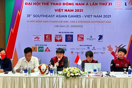 HLV Shin Tae Yong của đội tuyển U23 Indonesia trả lời các phóng viên trong buổi họp báo tại khách sạn Nam Cường, tỉnh Nam Định.