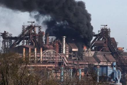 Khói bốc lên từ nhà máy thép Azovstal ở thành phố Mariupol, Ukraine. (Ảnh: Reuters)