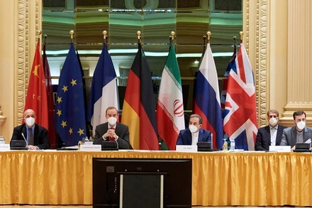Đại diện EU và Iran tham dự các cuộc đàm phán ở Vienna, Áo hồi tháng 4/2021. (Ảnh: EPA)