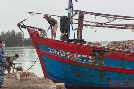 Tàu cá QNa-92675 TS đã được đưa vào bờ.