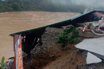 Mưa lũ, sạt lở đất làm sụp nhà ở của người dân tại huyện Bảo Lâm (Cao Bằng).
