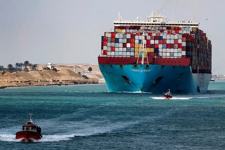 Một tàu chở container đi qua kênh đào Suez, Ai Cập, ngày 15/2/2022. (Ảnh: Reuters)