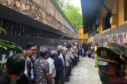 Các cựu tù chính trị cùng thế hệ trẻ trong lực lượng vũ trang tham quan triển lãm.