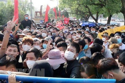 Hàng nghìn người hâm hộ xếp hàng chờ được mua vé xem các trận đấu môn bóng đá nam SEA Games 31 tại Phú Thọ. (Ảnh: TTXVN)