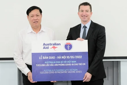 Thứ trưởng Đỗ Xuân Tuyên tiếp nhận tượng trưng hơn 7,2 triệu liều vaccine Australia tặng Việt Nam. (Ảnh: TRẦN MINH)