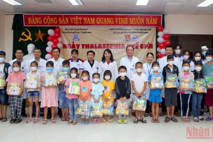 Công đoàn Bệnh viện Trung ương Huế phối hợp nhiều đơn vị liên quan tổ chức thăm hỏi, tặng quà cho các bệnh nhân nhân kỷ niệm ngày Thalassemia. (Ảnh: NHẬT TÂN)