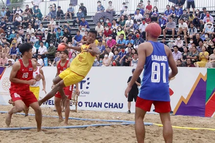 Pha tấn công xoay người 360 độ ghi điểm của cầu thủ đội tuyển Việt Nam vào lưới của đội tuyển Thái Lan. (Ảnh: Quý Trung/TTXVN)