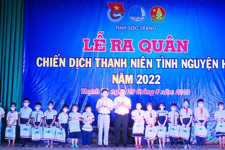 Tặng quà cho học sinh có hoàn cảnh khó khăn.