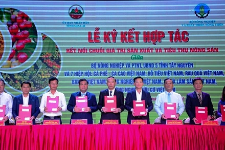 Lễ ký kết hợp tác  giữa Bộ Nông nghiệp và Phát triển nông thôn với lãnh đạo 5 tỉnh Tây Nguyên và 7 hiệp hội.