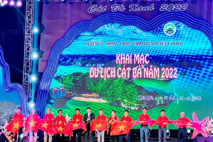 Quang cảnh khai mạc du lịch Cát Bà 2022 tối 7/5.