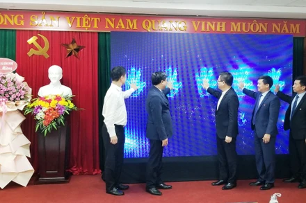 Các đại biểu bấm nút khai trương Cổng kết nối cơ sở dữ liệu Quốc gia về KH&CN tại tỉnh Thùa Thiên Huế.