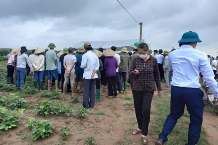 Sau gần 2 ngày tìm kiếm, lực lượng cứu hộ đã tìm thấy thi thể cả 3 mẹ con chị T. (Nguồn: vov.vn)