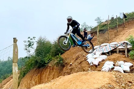 Các vận động viên thi đấu nội dung đổ đèo.