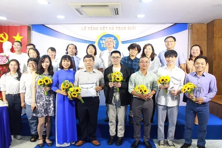 Thành viên Ban tổ chức, Ban giám khảo cùng các tác giả đoạt giải chụp hình lưu niệm tại buổi trao giải.