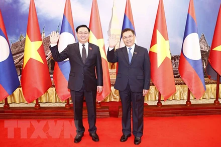 Chủ tịch Quốc hội Vương Đình Huệ và Chủ tịch Quốc hội Cộng hòa dân chủ nhân dân Lào Saysomphone Phomvihane tại lễ đón. (Ảnh: Doãn Tấn/TTXVN)