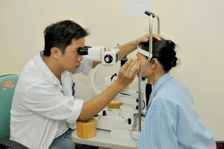 Khám mắt cho bệnh nhân tại Bệnh viện đa khoa tỉnh Hòa Bình. (Ảnh: Nguyễn Đăng)