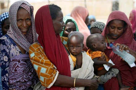 Người dân chờ được cấp phát khẩu phần lương thực tại 1 khu trại ở ngoại ô Maiduguri, đông bắc Nigeria. (Ảnh: Reuters)