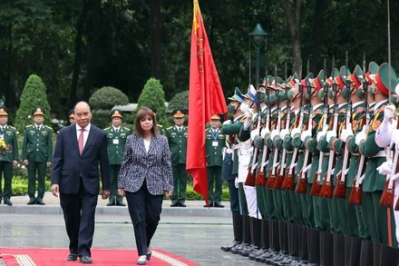 Chủ tịch nước Nguyễn Xuân Phúc và Tổng thống Hy Lạp Katerina Sakellaropoulou duyệt Đội danh dự Quân đội nhân dân Việt Nam. (Ảnh: TTXVN)