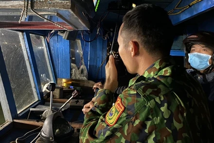 Các chiến sĩ Đồn Biên phòng Cửa Đại liên lạc với thuyền viên của tàu ứng cứu tại hiện trường.