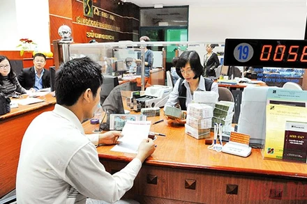 Khách hàng giao dịch tại Ngân hàng Agribank.