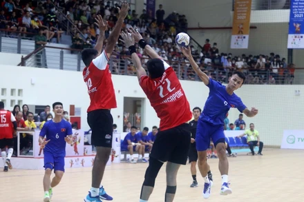 Pha ghi bàn của cầu thủ Vũ Chí Linh (số 9, Việt Nam).