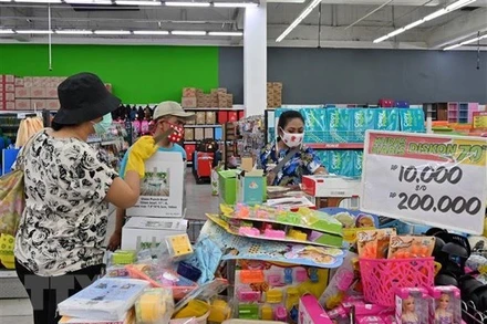 Người dân mua sắm tại một siêu thị ở Jakarta, Indonesia. (Ảnh: AFP/TTXVN)