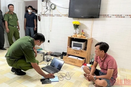 Công an kiểm tra các tang vật liên quan đến vụ án.