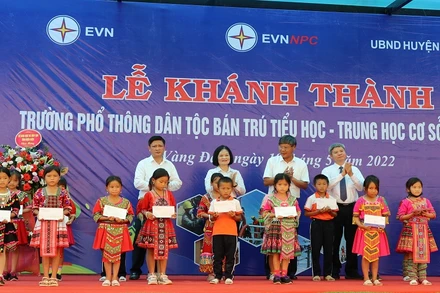 Lãnh đạo Tổng Công ty Điện lực Miền Bắc, Công ty Điện lực Điện Biên trao học bổng tặng học sinh nghèo xã Vàng Đán.