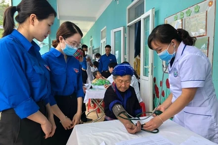 Khám miễn phí cho đồng bào dân tộc thiểu số huyện Mù Cang Chải.