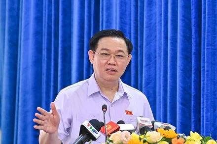 Chủ tịch Quốc hội Vương Đình Huệ trả lời ý kiến cử tri tại Hội nghị. (Ảnh: Duy Linh)