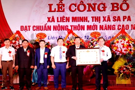 Trao Bằng công nhận đạt chuẩn nông thôn mới nâng cao cho Đảng bộ, chính quyền và nhân dân xã Liên Minh, thị xã Sa Pa, tỉnh Lào Cai.