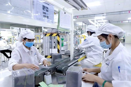 Sản xuất linh kiện điện tử. (Ảnh: Hoàng Hùng/TTXVN)
