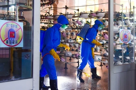 Phun khử khuẩn nhà xưởng sản xuất ở Triều Tiên. (Ảnh: KCNA)