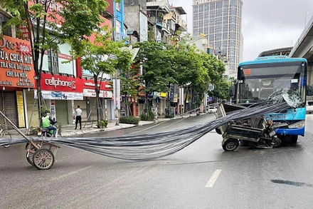 Chiếc xe tự chế chở sắt đã đâm thủng kính xe bus sáng 8/5.