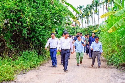 Lãnh đạo Ủy ban nhân dân thành phố Hải Phòng cùng các ngành chức năng thị sát, kiểm tra việc quản lý, sử dụng đất đai tại Công ty nông nghiệp Quý Cao. (Ảnh: Cổng TTĐT Hải Phòng)