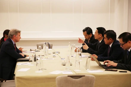 Bộ trưởng Thông tin và Truyền thông Nguyễn Mạnh Hùng tiếp ông Alex Rogers, Chủ tịch về công nghệ và phát triển toàn cầu của Tập đoàn Qualcomm.