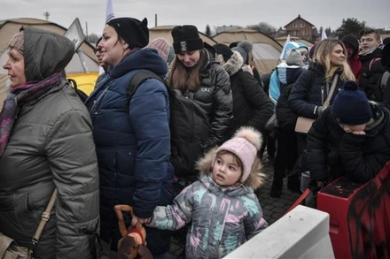 Người tị nạn Ukraine sơ tán sang Medyka, miền đông Ba Lan, ngày 9/3/2022. (Ảnh: AFP/TTXVN)