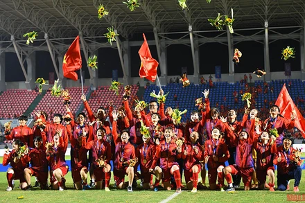 Đội tuyển bóng đá nữ Việt Nam đón nhận Huy chương Vàng SEA Games 31. Ảnh: THÀNH ĐẠT