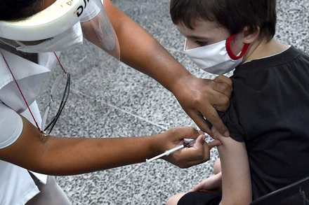 Tiêm vaccine phòng Covid-19 cho trẻ em tại 1 trường học ở thủ đô La Habana, Cuba. (Ảnh minh họa: Tân Hoa Xã)