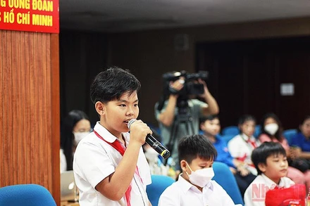 Đại diện các em thiếu nhi nhận bảo trợ dài hạn từ Chương trình “Nối vòng tay thương” chia sẻ về quá trình học tập, phấn đấu mỗi ngày. 