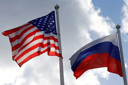Cờ Mỹ và cờ Nga. (Ảnh: Reuters)