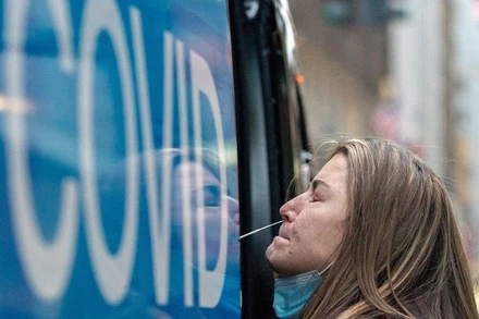 Lấy mẫu xét nghiệm Covid-19 tại 1 điểm xét nghiệm lưu động ở Manhattan, thành phố New York, Mỹ, ngày 27/12/2021. (Ảnh: Reuters)