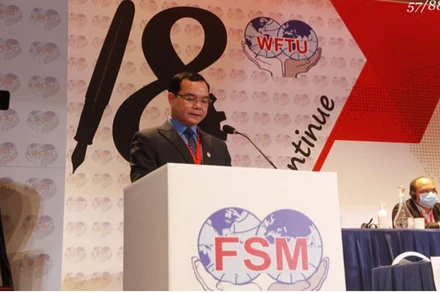 Chủ tịch Tổng Liên đoàn Lao động Việt Nam Nguyễn Đình Khang đọc diễn văn tại WFTU.